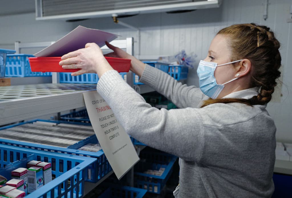 Se espera que este mismo fin de semana 2,9 millones de vacunas estén listas para uso de emergencia en Estados Unidos. 
<b>De esas 30,2225 serán llevadas a la Isla del Encanto</b> y se distribuirán en 65 hospitales. 
<br>