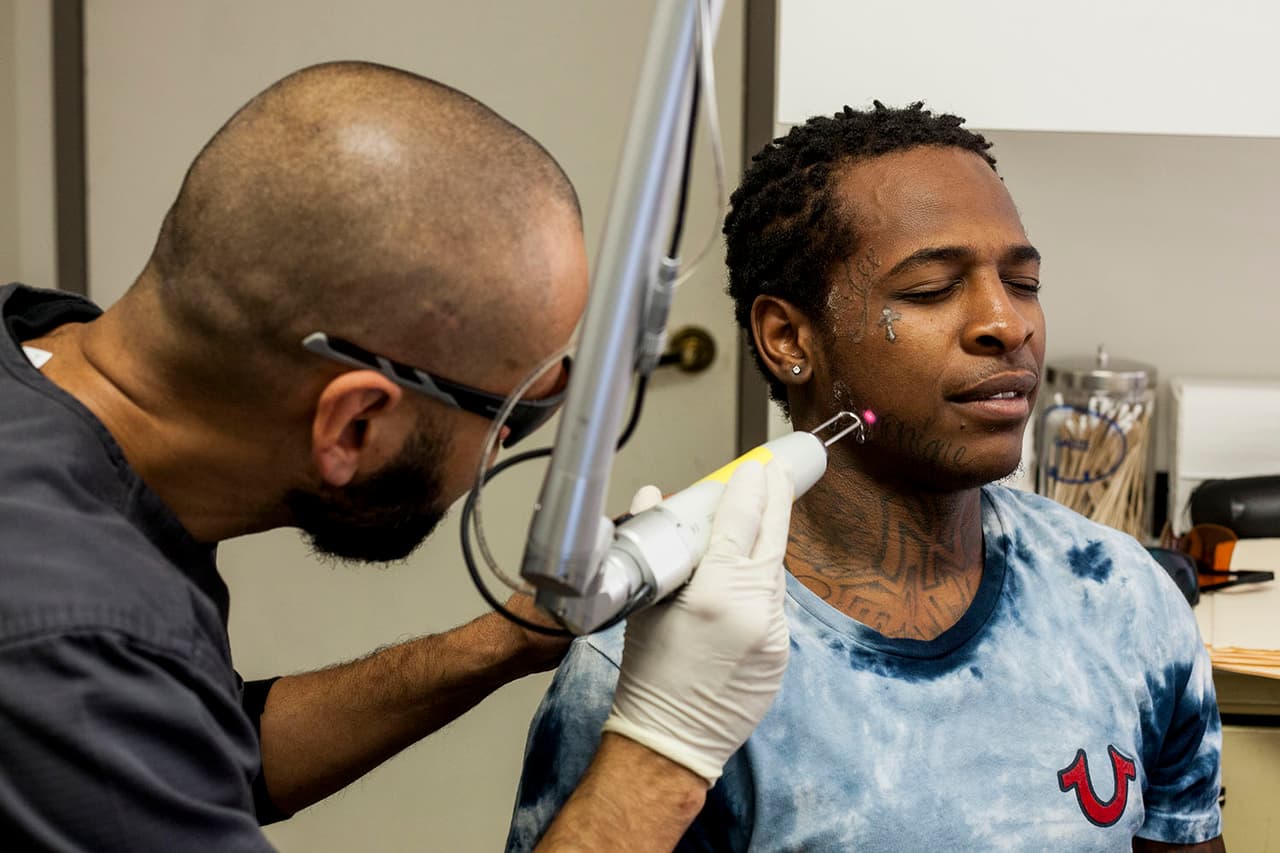 Tatuarse el rostro es una práctica común en las pandillas que le piden a sus miembros mostrar completa lealtad e identidad con la organización criminal.