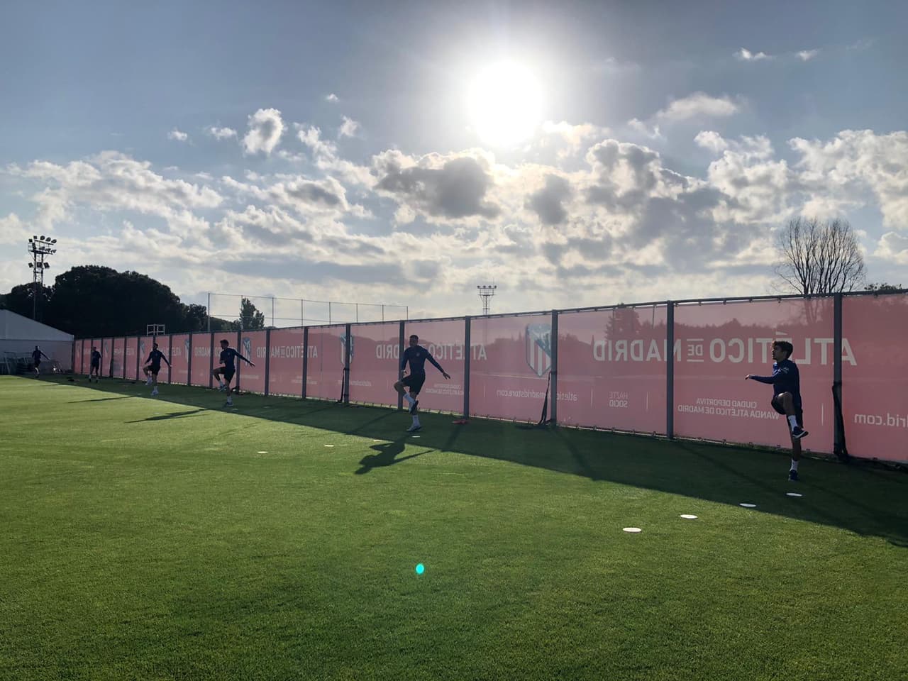 El Atlético de Madrid volvió a ejercitarse en la Ciudad Deportiva acatando las indicaciones sanitarias respectivas. | Renan Lodi aún no se incorporará al entrenamiento tras dar positivo al test de coronavirus.