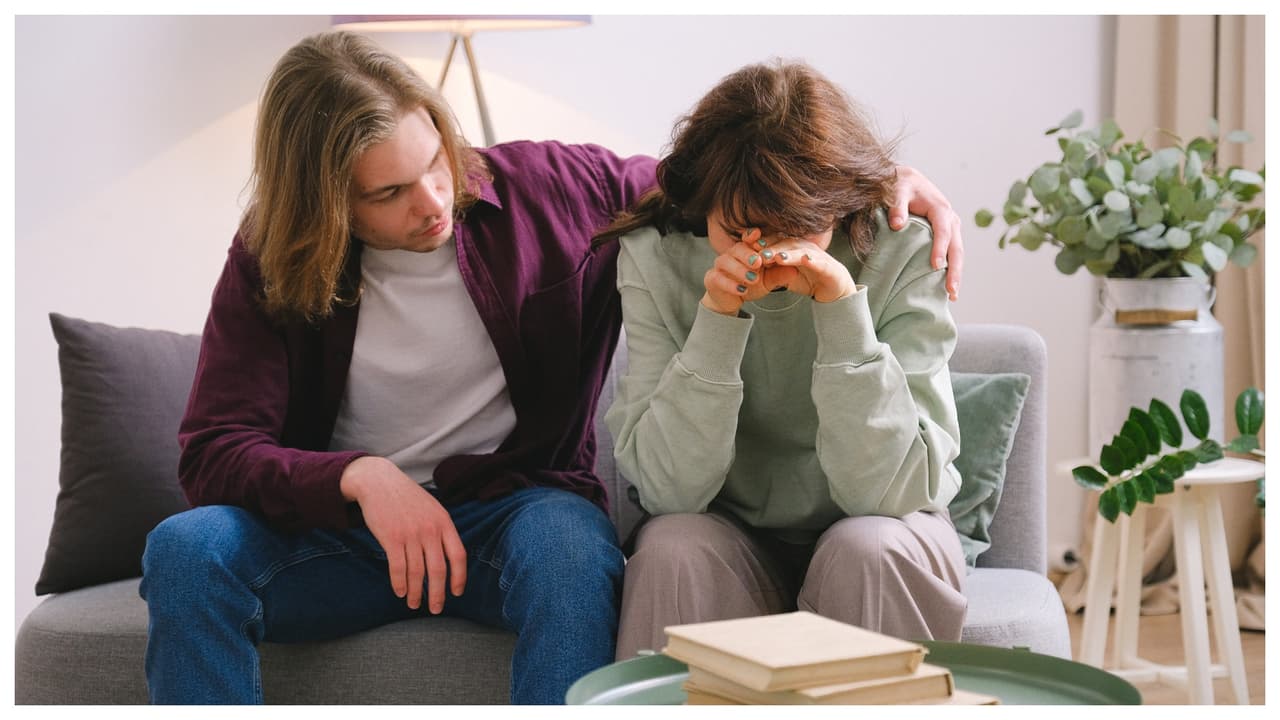 <b>Si sabes de alguien que sufre depresión, o tú la padeces, no lo dejes al tiempo. Busca ayuda llamando al (800) 662-4357.</b> También 
<b><a href="https://www.univision.com/local/nueva-york-wxtv/estos-recursos-estan-disponibles-para-salud-mental">haz clic aquí.</a></b>
<br>