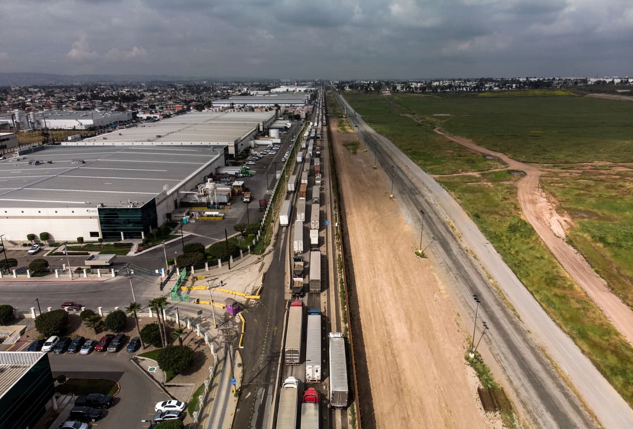 En la mañana del viernes reiteró la amenaza y dijo vía Twitter que "estoy evaluando aplicar una sanción económica por los 500.000 millones de dólares en DROGAS ilegales que son enviadas y contrabandeadas desde México a través de la Frontera Sur".