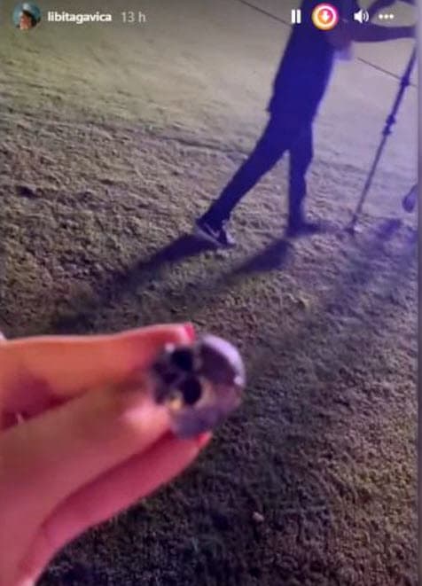 De hecho, en octubre de 2021 algunos medios como
<b>Despierta América</b> reportaron que una fan se lo arrebató en un concierto en Mazatlán, Sinaloa.
<br>