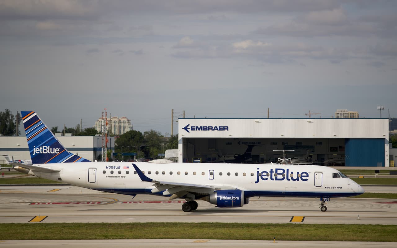 Bajan de un avión a una madre y sus seis hijos después de que la pequeña de 2 años se negara a ponerse mascarilla