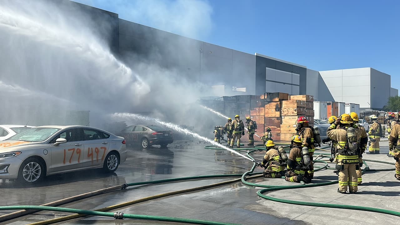 El hecho se registró alrededor de la 1:45 pm en el área de 69th Ave y Buckeye Rd, en una zona con cajas de madera, posiblemente llenas de materiales que son parte de un proceso de reciclaje de baterías.
