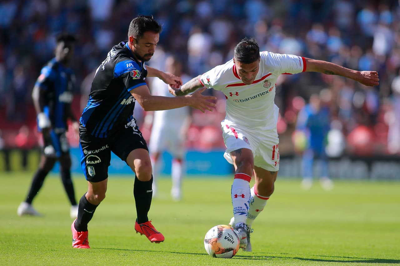 Toluca asumió el protagonismo mediante el control del balón pero no se aproximaban con peligrosidad.