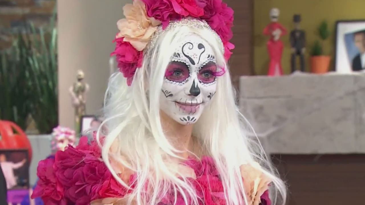Natalia Telléz prefirió el color rosa mexicano para su indumentaria de catrina.