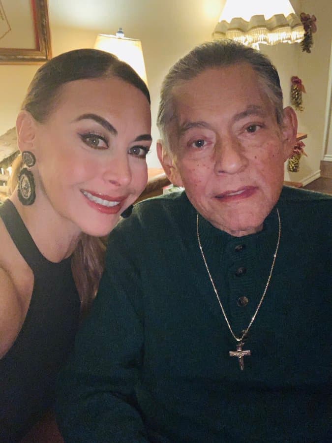 Recordó que su padre, quien 
<a href="https://www.univision.com/famosos/muere-padre-de-la-actriz-vanessa-guzman-y-famosos-le-envian-sus-condolencias-fotos">falleció el pasado 24 de enero</a>, era un hombre que mostraba su estado de humor con un gesto en particular y ante la situación, José Ignacio Guzmán sospechaba que 
<b>algo sucedía en su familia</b>.
<br>