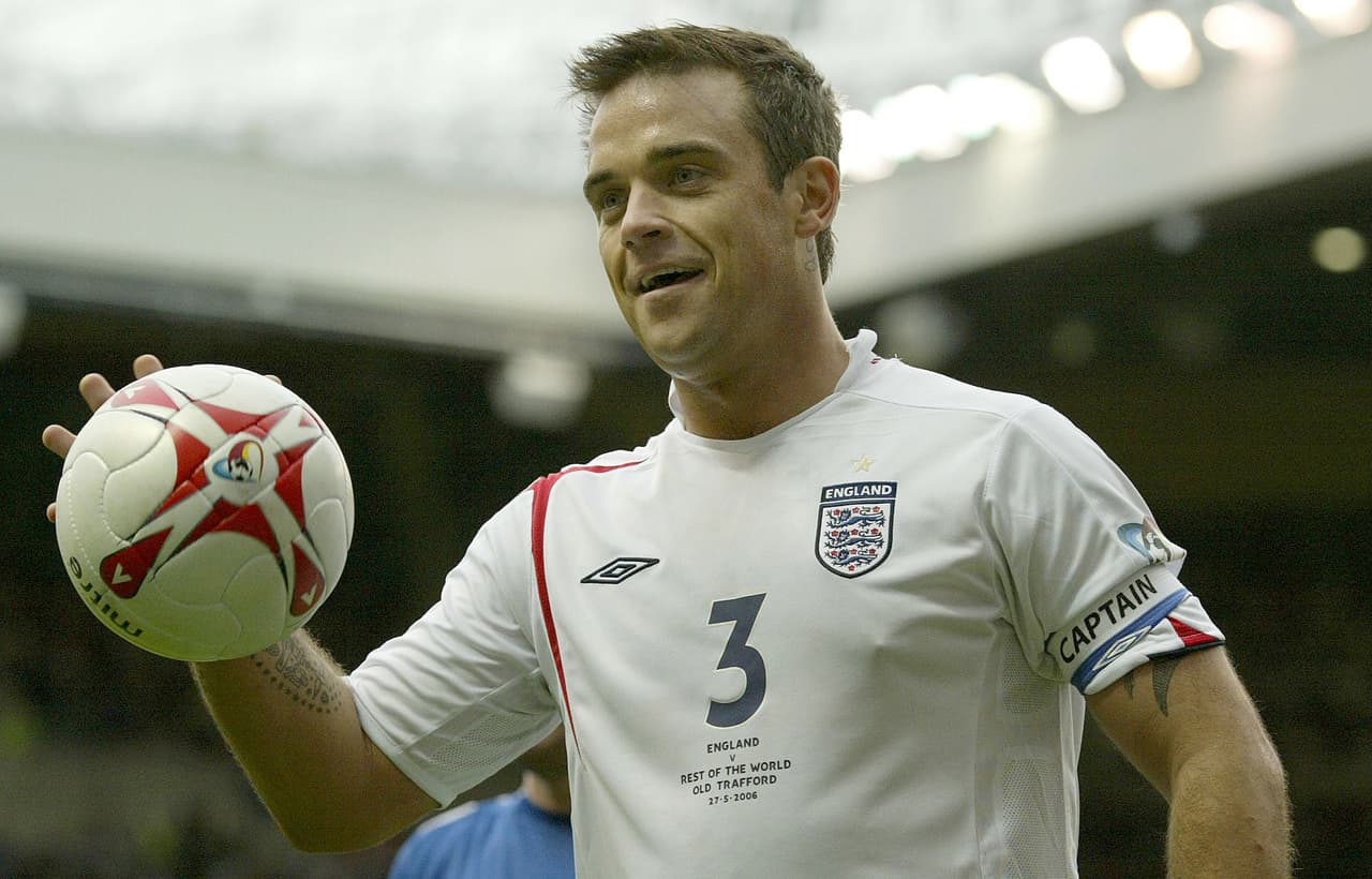 El cantante Robbie Williams está de sexto en la lista como fanático del Port Vale de Inglaterra.