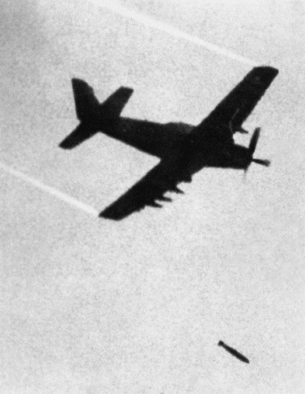 Un avión de la Fuerza Aérea Vietnamita lanza una bomba del napalm sobre Trang Bang el 8 de junio de 1972.