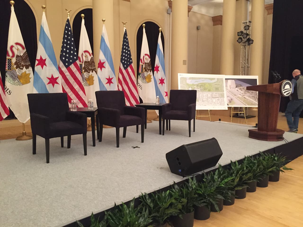 Está previsto que la expareja presidencial asista esta noche a una presentación en el Commercial Club de Chicago donde el expresidente Obama ofrecerá una charla. 
<br>