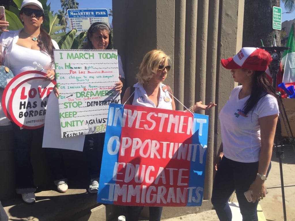 Carla Medrano compartiendo con los trabajadores y comunidad inmigrante en la ciudad de Los Ángeles.