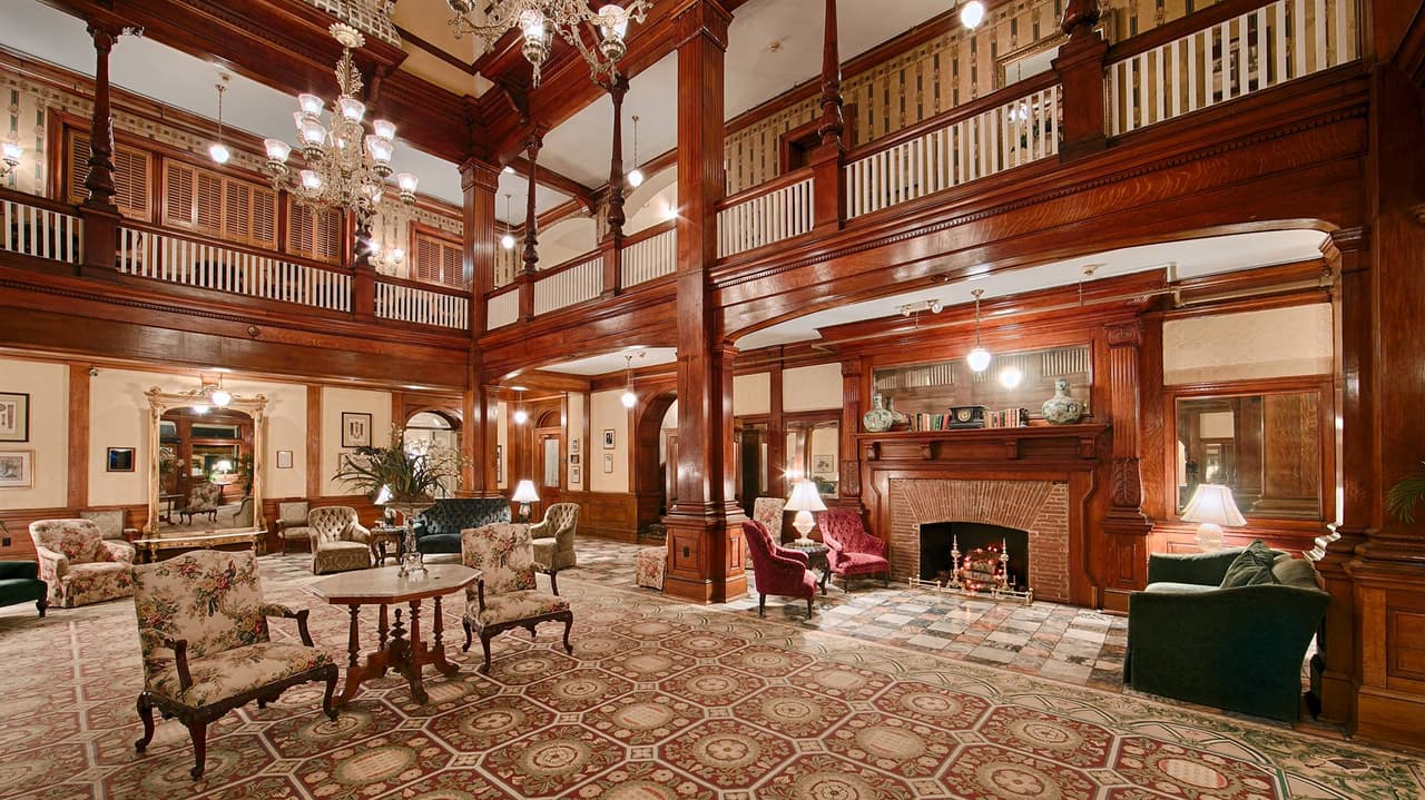 <b>Windsor Hotel (Americus)</b>
<br>
<b>Sitio web</b>: 
<a href="https://www.windsor-americus.com/">https://www.windsor-americus.com/</a> 
<br>
<b><a href="https://maps.app.goo.gl/rVNGEQhYT9dxS6c39">Cómo llegar</a> </b>
<br>
<br>Inaugurado en 1892, el Hotel Windsor en el centro de Americus es un edificio victoriano de 100 habitaciones que ha albergado a innumerables personas notables a lo largo de los años, incluido el gánster Al Capone y el presidente Jimmy Carter. Pero son los huéspedes que supuestamente nunca se fueron los que llaman la atención. Los cazadores de fantasmas vienen aquí para intentar detectar el fantasma de una niña, hija de un ama de llaves, que se rumoreaba que había sido empujada por el hueco de un ascensor. Otro fantasma que, según se informa, ronda los pasillos del Windsor es Floyd Lowery, el portero de toda la vida que da nombre al pub del hotel.