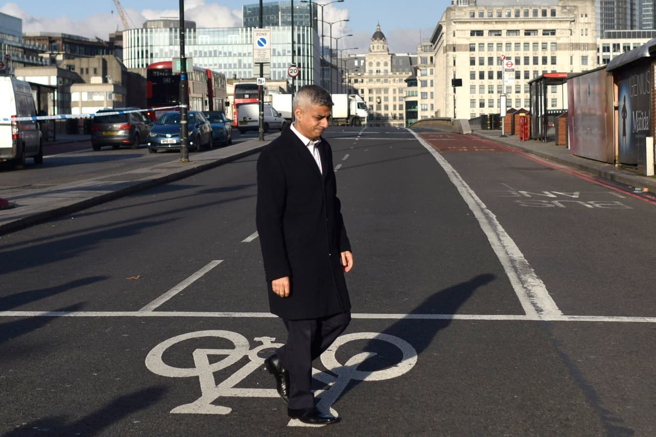 Por su parte, el alcalde de Londres Sadiq Khan, señaló: "Lo sorprendente de hoy fue que vimos en un individuo, el sospechoso, lo peor de la humanidad, pero también vimos en la respuesta de los miembros de los servicios públicos y de emergencia, lo mejor de la humanidad".