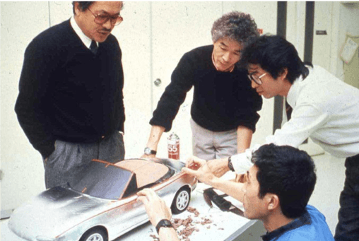 Liderando el pequeño equipo de diseño se encontraba Tom Matano. Bajo su comando
<b>Mark Jordan</b> (EE. UU.) y
<b>Masao Yagi</b> (Japón), quienes aportaron desde el principio.