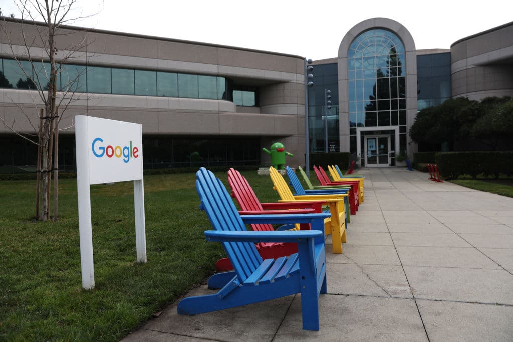 La número dos es 
<b>Alphabet</b>, la matriz de 
<b>Google</b>, que experimentó un fuerte crecimiento en sus servicios de la nube y 
<b>YouTube</b>, contrató a 6,500 personas en el último trimestre de 2021. En sus ofertas de empleo destaca la flexibilidad: además de un modelo híbrido cuenta con semanas de “trabaja desde donde quieras” o sabáticos para los más veteranos.