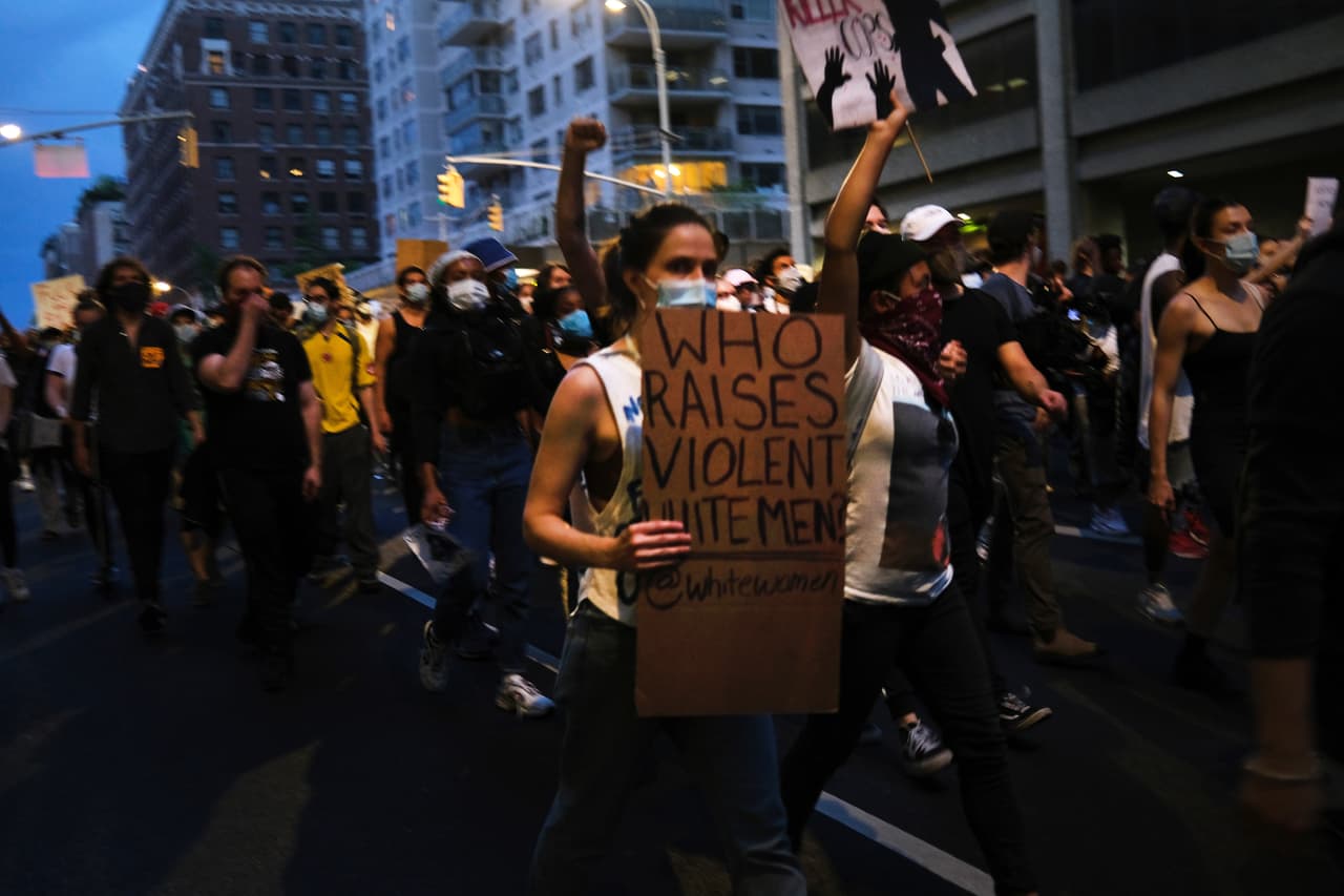 En Central Park South y Fifth Avenue, también se arrestó a decenas de manifestantes que marchaban.