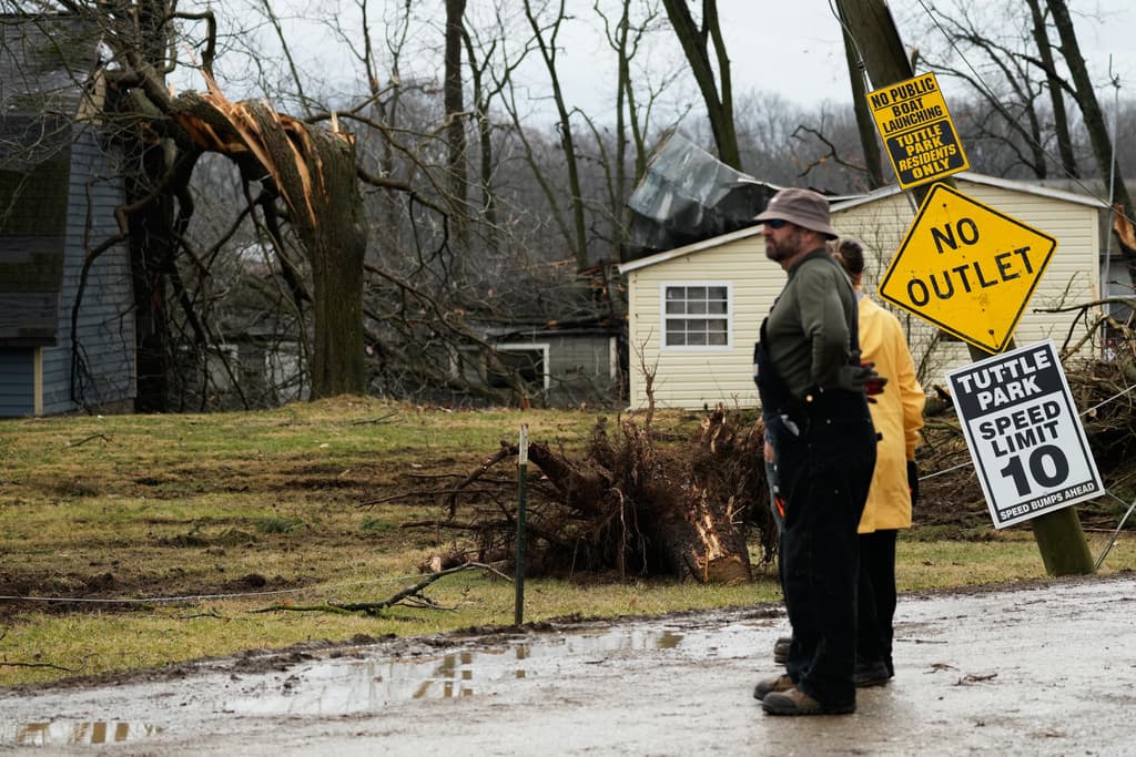 Voluntarios observan los daños causados por una tormenta que provocó un tornado en la zona el día anterior, en Union City, Míchigan, el sábado 7 de marzo de 2026.