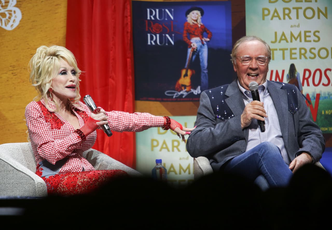 . Fred Foster, productor de Roy Orbison, Willie Nelson y otros, vio su potencial y logró que otros artistas grabaran sus canciones, además de grabar y lanzar las propias composiciones de Parton. A mediados de la década de 1970, Parton era una de las reinas de Nashville.