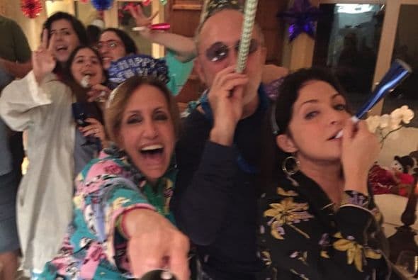 Trabajando o en casa con familia y amigos, los famosos de Univision se la pasaron de lo mejor despidiendo el 2014. ¡A celebrar, como debe ser!