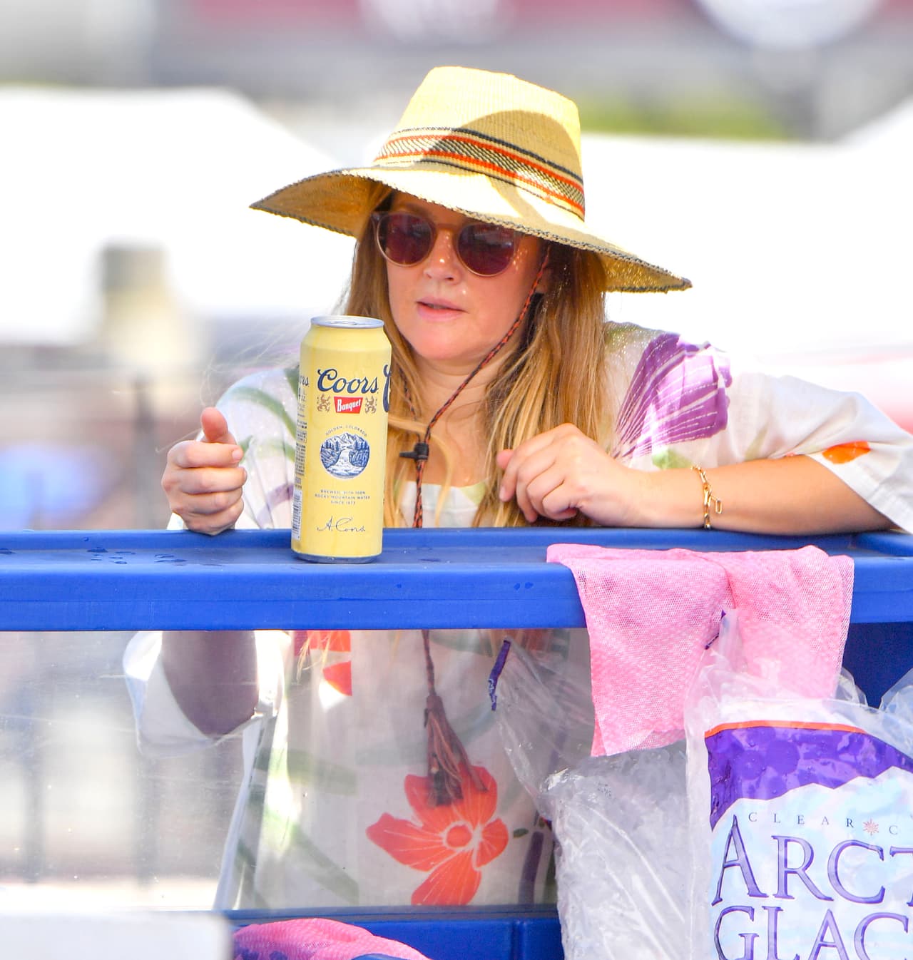 ¡Qué calor! Para refrescarse Drew Barrymore prefiere la cerveza.