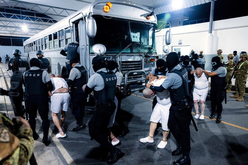 El juez Alito critica la decisión de la Corte Suprema sobre la expulsión de venezolanos: fue "prematura" y "en medio de la noche"