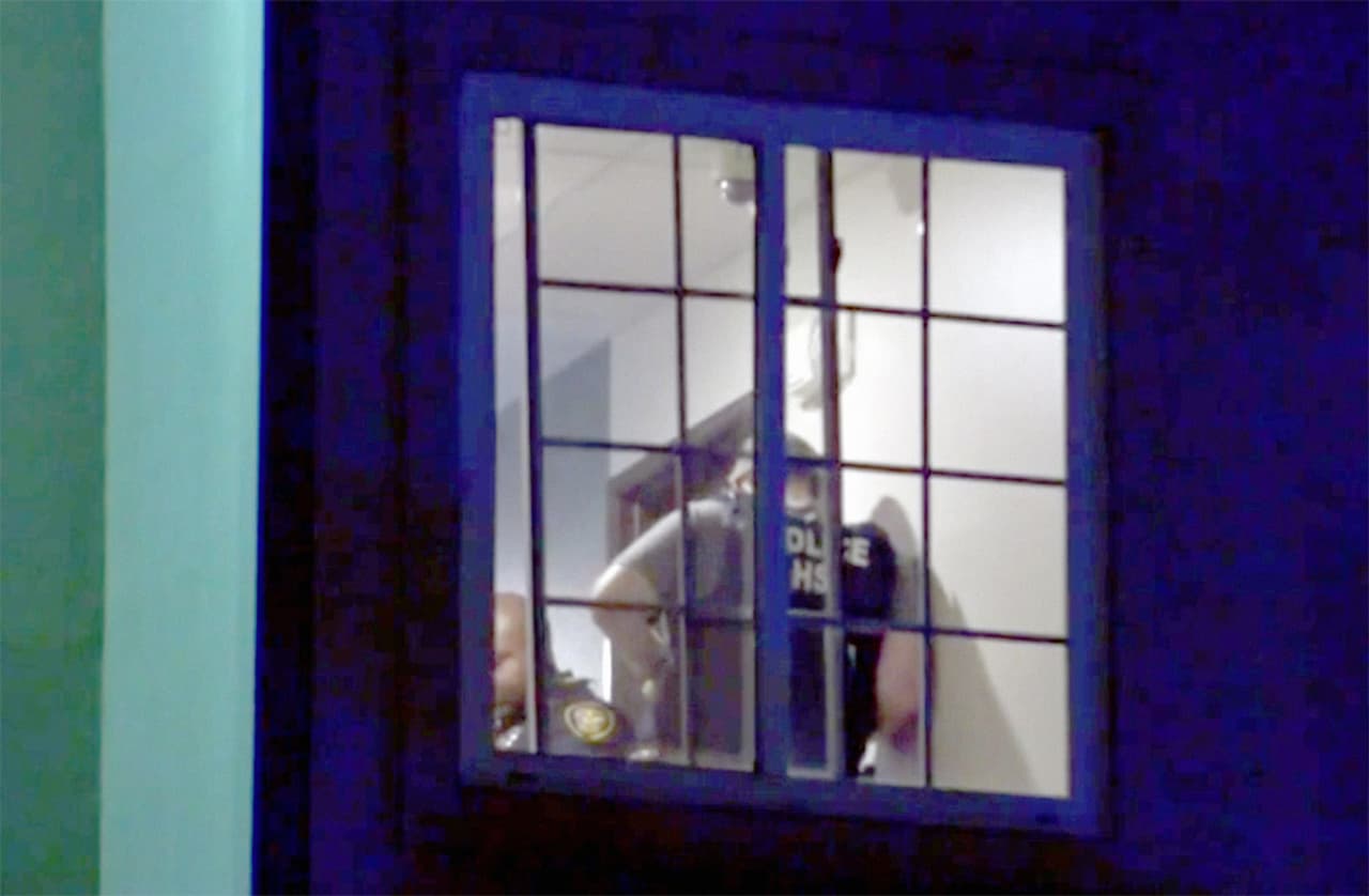 La policía tuvo que derribar la puerta de la habitación del hotel donde estaba hospedado el agresor y su víctima.