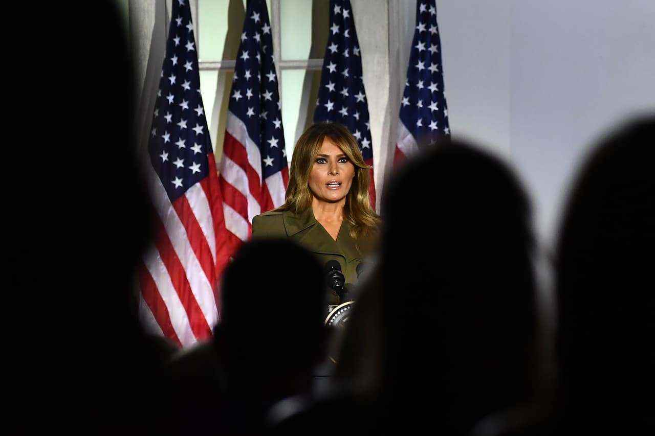 En el discurso que cerró la noche, la primera dama Melania Trump destacó a las familias afectadas por el coronavirus, los trabajadores de respuesta inmediata y los militares y sus familiares. También puntualizó sobre su programa ‘Be Best’ y dijo que no atacaría a los que se oponen a su esposo, algo que según ella divide al país.
