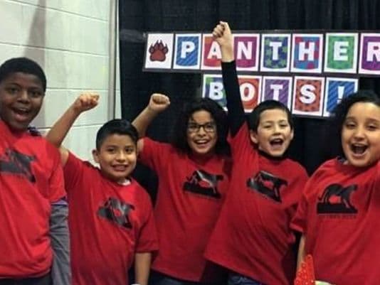 Les dijeron: "vuélvanse a México" y ellos respondieron ganando un concurso de robótica (y van por más)