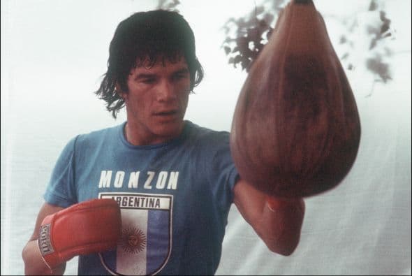 Carlos Monzon fue un boxeador argentino que alcanzó el título de campeón mundial de la categoría mediano. Se casó en segundas nupcias con Alicia Muñiz pero el 14 de febrero de 1988 un suceso cambió su vida: su esposa murió de una caída de un balcón.