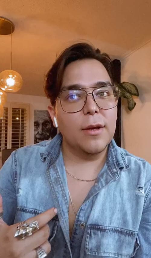 A través de una transmisión en vivo en esa plataforma, la señaló de maltrato y hasta de comentarios negativos en contra de la ciudad de El Paso. 
<br>