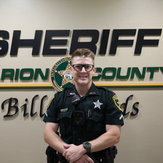 Si reconoces a alguno de estos individuos, tienes información sobre la camioneta blanca que conducían, o sabes la ubicación de cualquiera de los remolques de viaje robados, llame al (352) 732-9111.