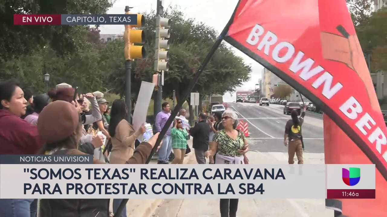 Decenas de activistas protestan frente al Capitolio como parte de la caravana 'Todos Somos Texas', que salió de California, para protestar contra la propuesta de ley SB 4 que criminaliza a inmigrantes indocumentados en el Estado.