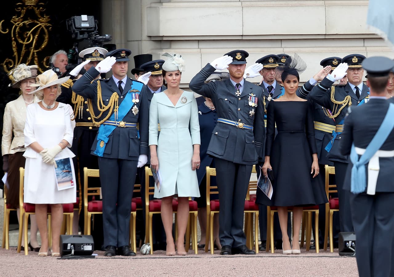 Todas las mujeres de la realeza llevaron puesto un 
<b>broche en el lado izquierdo del pecho</b>, excepto el nuevo miembro de la familia, Meghan Markle.