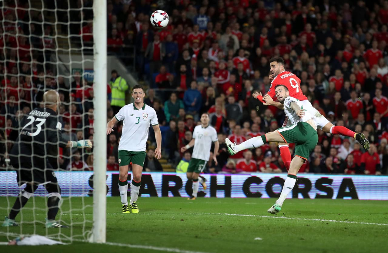 En ataque, Robson-Kanu era quien intentaba ponerle peligro al área de Irlanda, pero sus cabezazos se iban desviados.