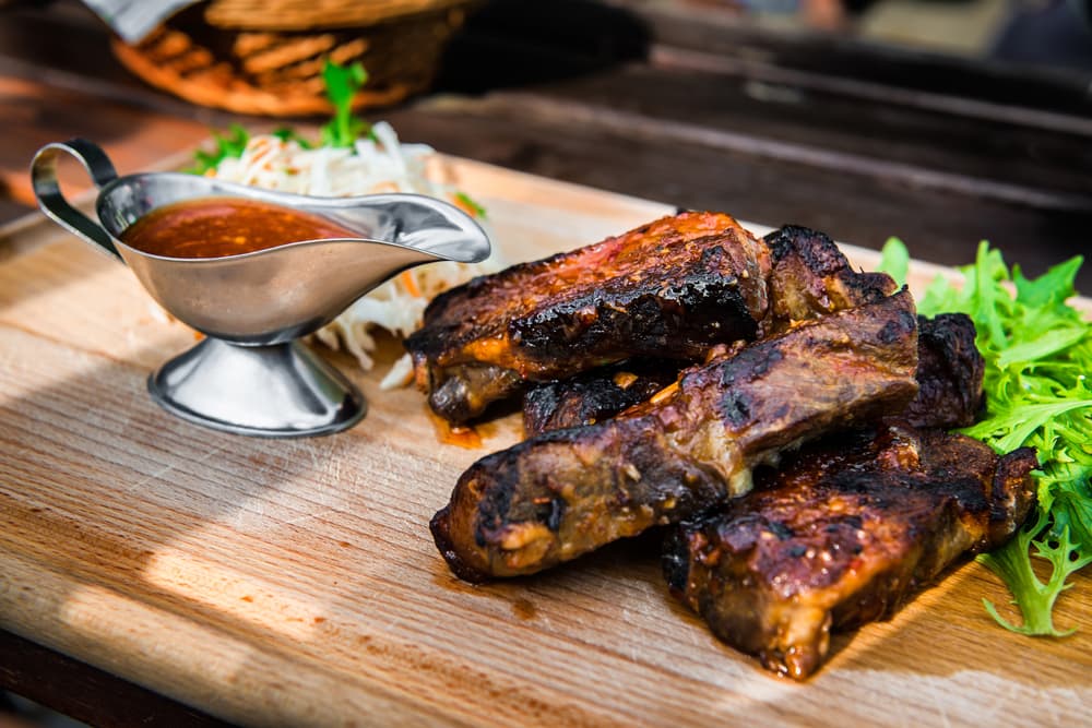 Costillas con salsa de barbacoa con refresco de cola y cereza: Imagina el escenario, una cena de verano que unas deliciosas costillas de cerdo acompañadas con una salsa hecha a base de refresco de cola y cereza.