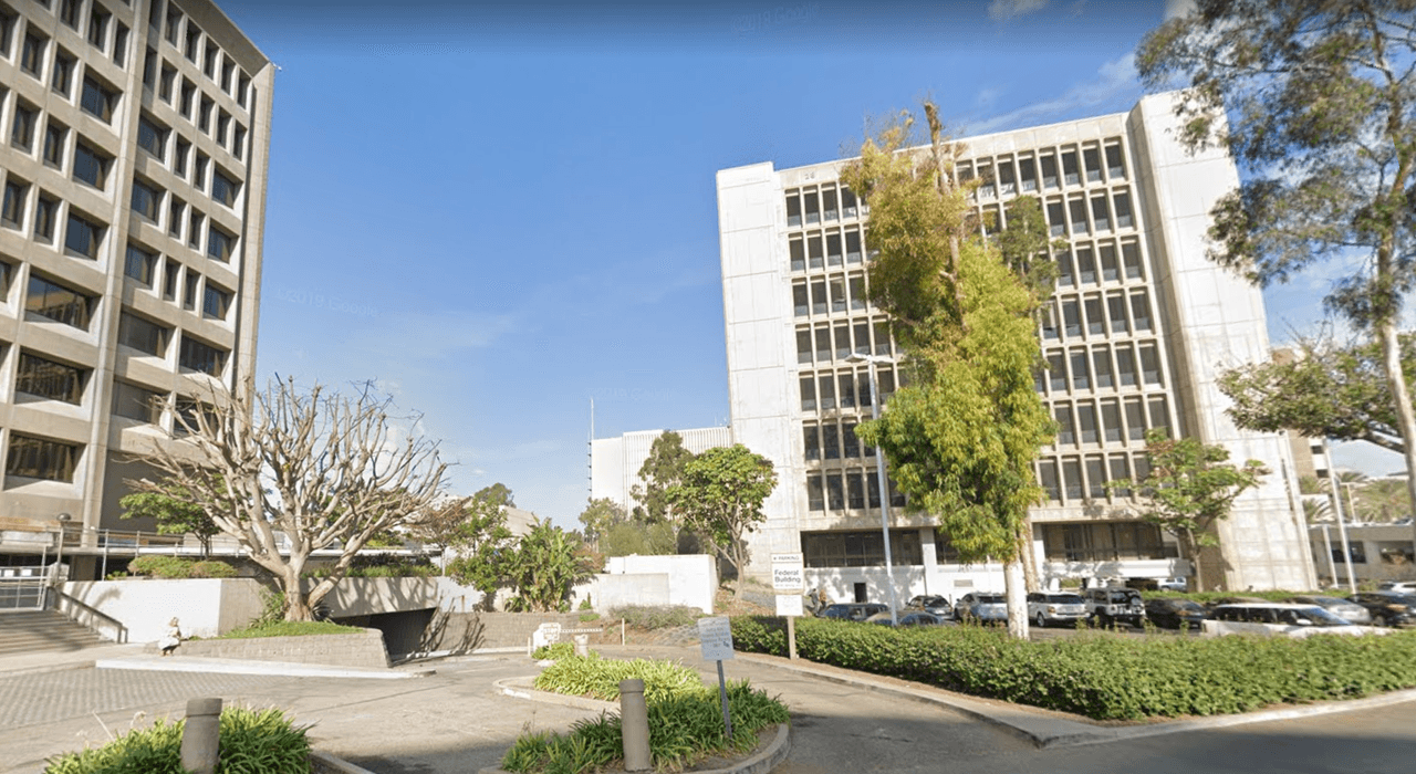 <b>Santa Ana</b>: La ciudad de Santa Ana 
<a href="https://www.santa-ana.org/city-santa-ana-halts-evictions-foreclosures-during-pandemic" target="_blank">promulgó este 20 de marzo una moratoria</a> sobre todas las ejecuciones hipotecarias y desalojos residenciales y comerciales por falta de pago del alquiler para cualquier persona que no pueda pagar debido a los impactos financieros relacionados con COVID-19. La moratoria permanecerá vigente según lo permitido por una orden ejecutiva del Gobernador de California hasta el 31 de mayo de 2020, o más, si el Gobernador lo extiende.