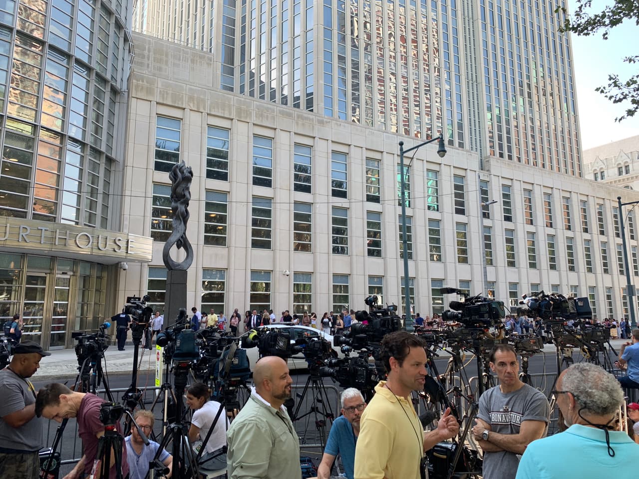 Este fue el último capítulo de un largo proceso judicial que incluyó dos fugas de la cárcel, su extradición a EE.UU. y que fue por muchos llamado el juicio del siglo. Este juicio costó aproximadamente 50 millones dólares.