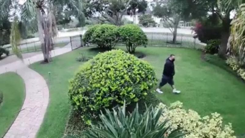 Buscan a ladrón que robó miles de dólares de una casa en el condado Orange