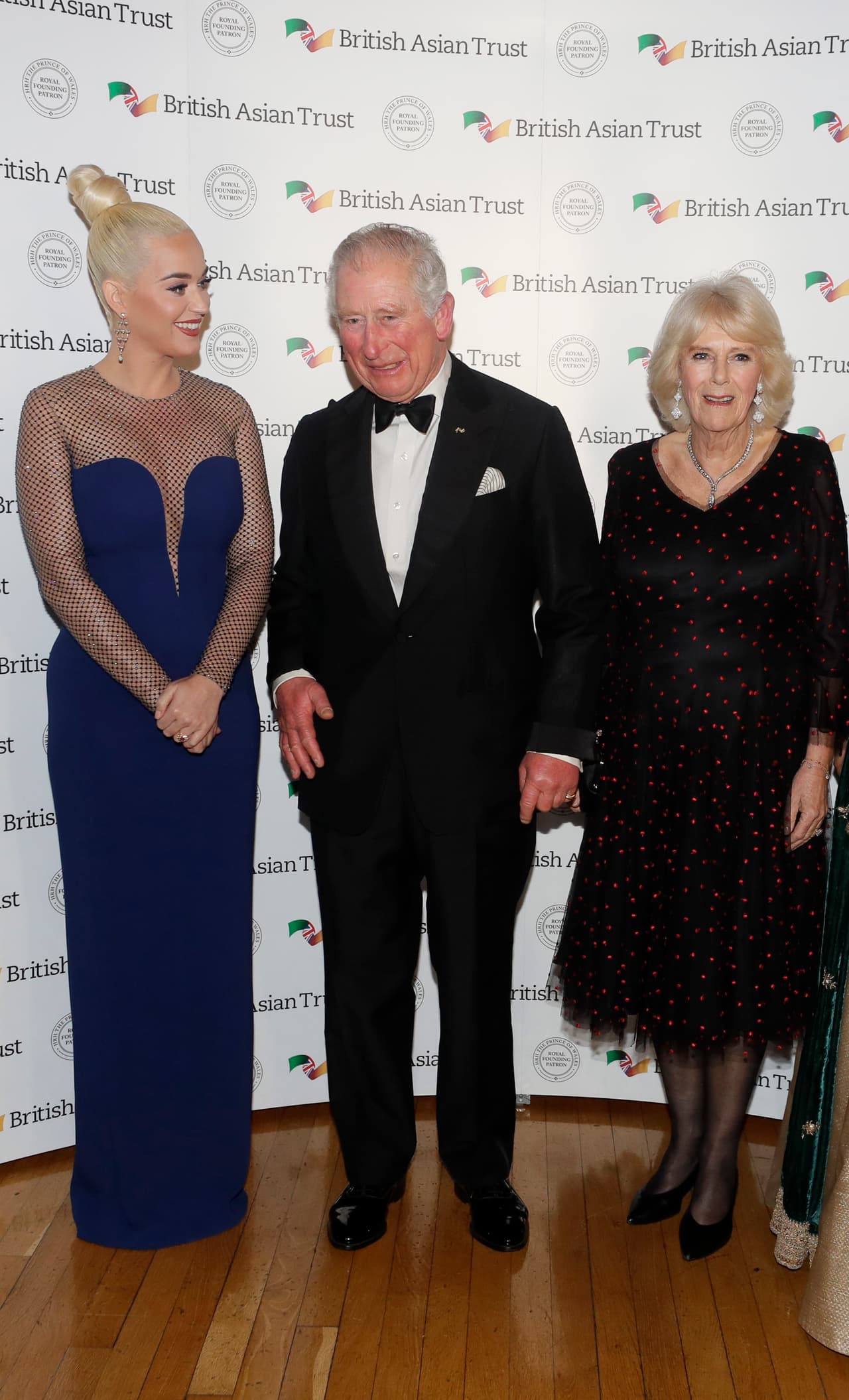 Según una reseña del evento publicada por 
<b><a href="https://people.com/royals/prince-charles-asks-katy-perry-to-sing-to-his-plants-and-she-agrees-you-have-my-word-sir/" target="_blank">People</a></b>, el heredero de la corona británica le respondió a la artista con una sonrisa: 
<b>"Preferiría que les cantes". </b>
<br>