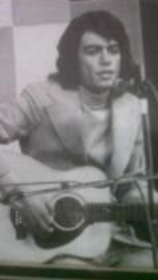 Pero el destino le tenía preparado otro camino. El joven José Manuel Figueroa decidió dedicarse a la música desde los 17 años. Gracias a la actriz Angélica María, el mundo del espectáculo le abrió sus puertas.