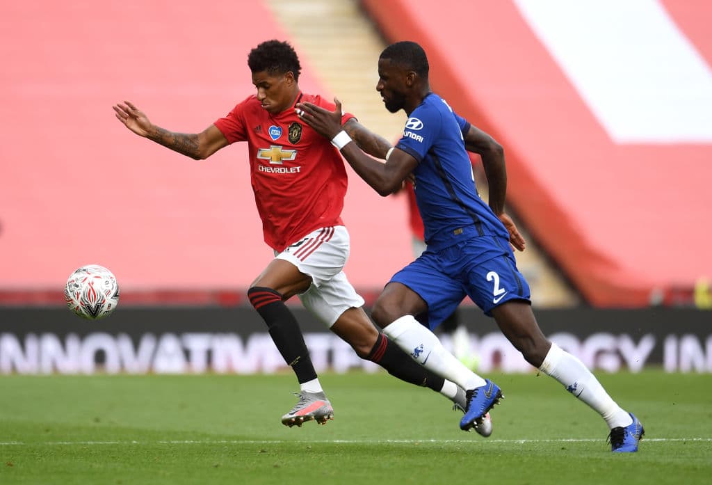 Manchester United 1-3 Chelsea | Oliver Giroud (45+11’) adelantaba a los de Lampard. Mount (46’) hizo el segundo y Maguire (74’) sepultó a los de Manchester con un autogol. El descuento llegó de los botines de Bruno Fernandes quien cobró una pena máxima. Chelsea se enfrentará al Arsenal en la final de la FA Cup, una de las competiciones más añejas del futbol mundial.