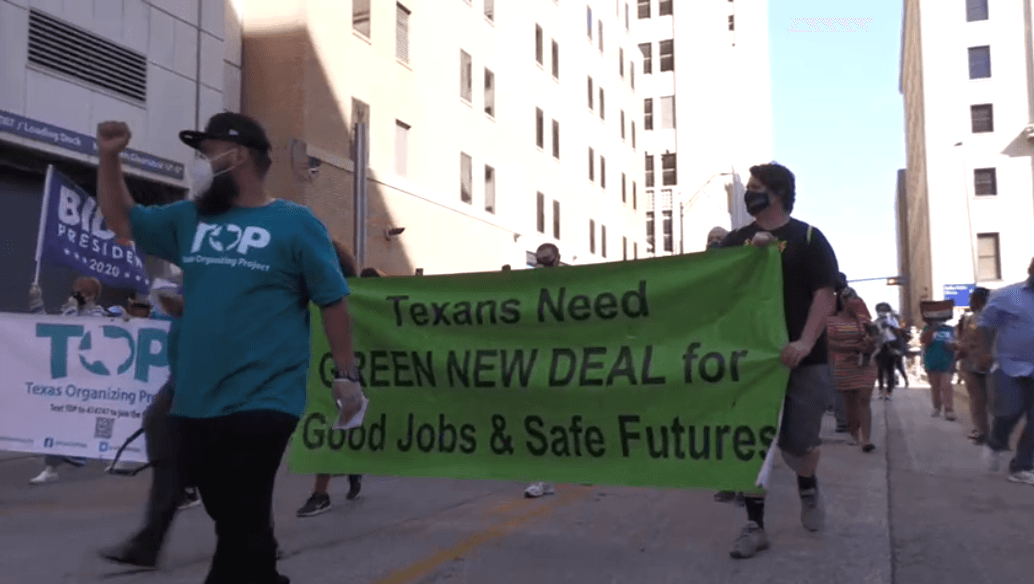 Los asistentes también piden que el presidente electo cumpla con todo lo que prometió durante su campaña.
<br>