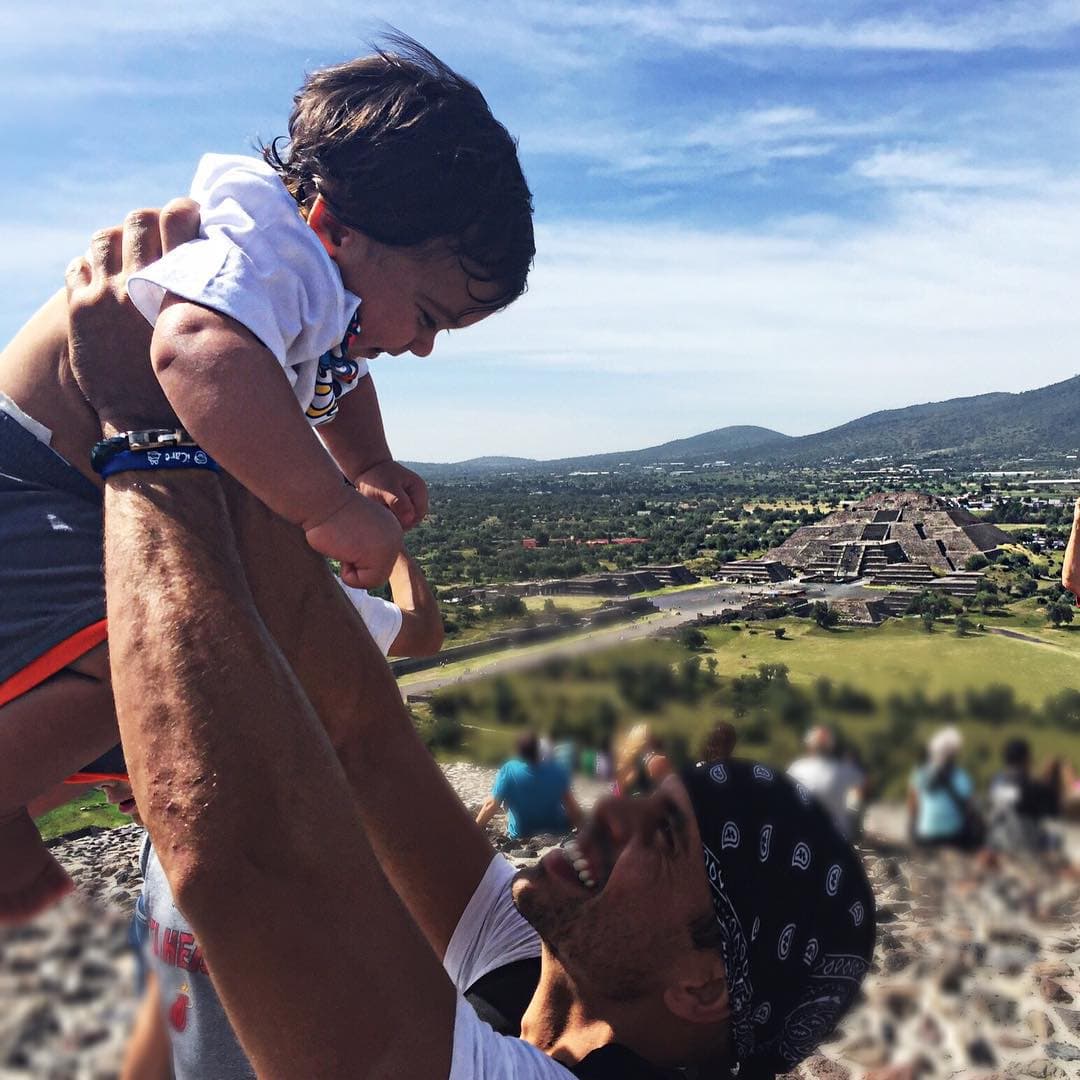 Una foto de cuando el actor llevó a su bebé a las pirámides de Teotihuacán.
