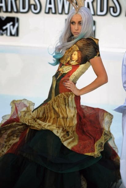 Pero no se dejen engañar por sus enormes plataformas. Apenas llega a los 5.08 pies. Mira aquí los videos más chismosos.