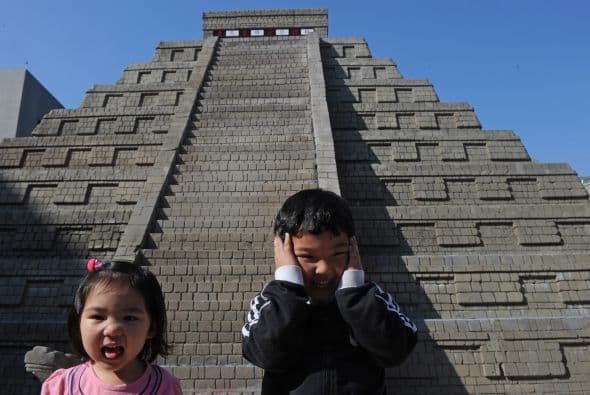 Más de 135 mil turistas nacionales e internacionales están congregados en el Caribe mexicano para recibir en sus zonas arqueológicas mayas el inicio de la "nueva era" que predice el calendario de esta cultura prehispánica, indicó la Secretaría de Turismo de Quintana Roo (este).