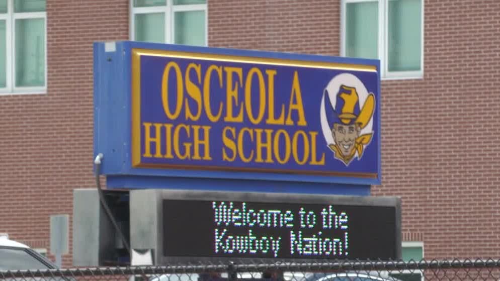 Revisiones aleatorias: Así son las nuevas inspecciones en las mochilas de estudiantes en Osceola