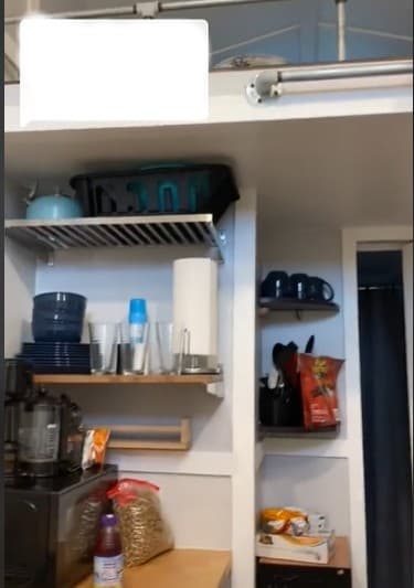 La casa cuenta con una pequeña sala, baño, cocina y dormitorio.