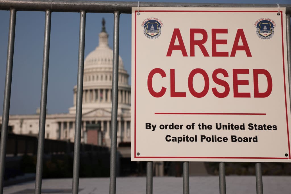 <b>"Área cerrada"</b>, puede leerse en las vallas que de nuevo cercan la sede del Congreso de EEUU. La Policía del Capitolio asegura que se trata de una medida temporal ante la protesta de este sábado y que 
<b>se retirarán enseguida en los días posteriores</b> al evento.