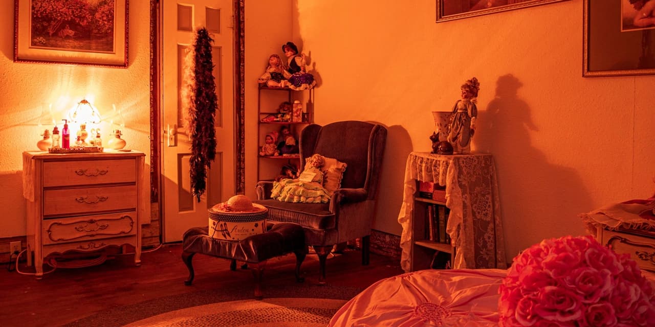 Hay registros que confirman que los antiguos propietarios de Haunted Hill House, en Mineral Wells, Texas antes de irse, dijeron que jamás volverían, ni siquiera de día. 
<br>
<br>En la actualidad, puede reservar para pasar la noche. Sin embargo, debe firmar un acta que estipula que si algo le ocurre es bajo su responsabilidad.
<br>
<br>Varios investigadores paranormales que han visitado Haunted Hill House salieron de la casa con rasguños o mordidas.