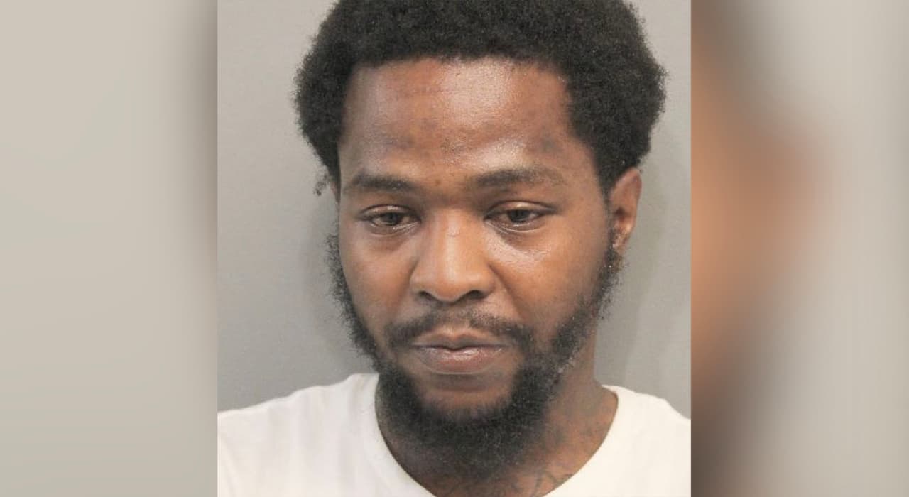 Denarik Gray enfrenta cargos además por no identificarse como fugitivo.